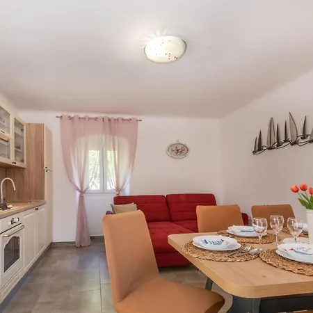 度假居 Irena Labin, A Cozy And Charming Near The *